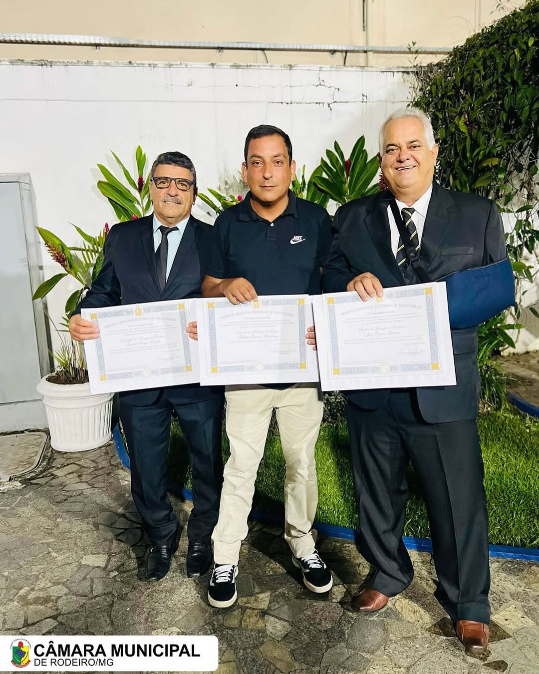 No dia 19 de dezembro, no auditório do Colégio Sagrado Coração de Maria, ocorreu a diplomação dos vereadores eleitos no município de Rodeiro. Os diplomas foram entregues pelo juiz presidente da Junta Eleitoral d (1).jpg