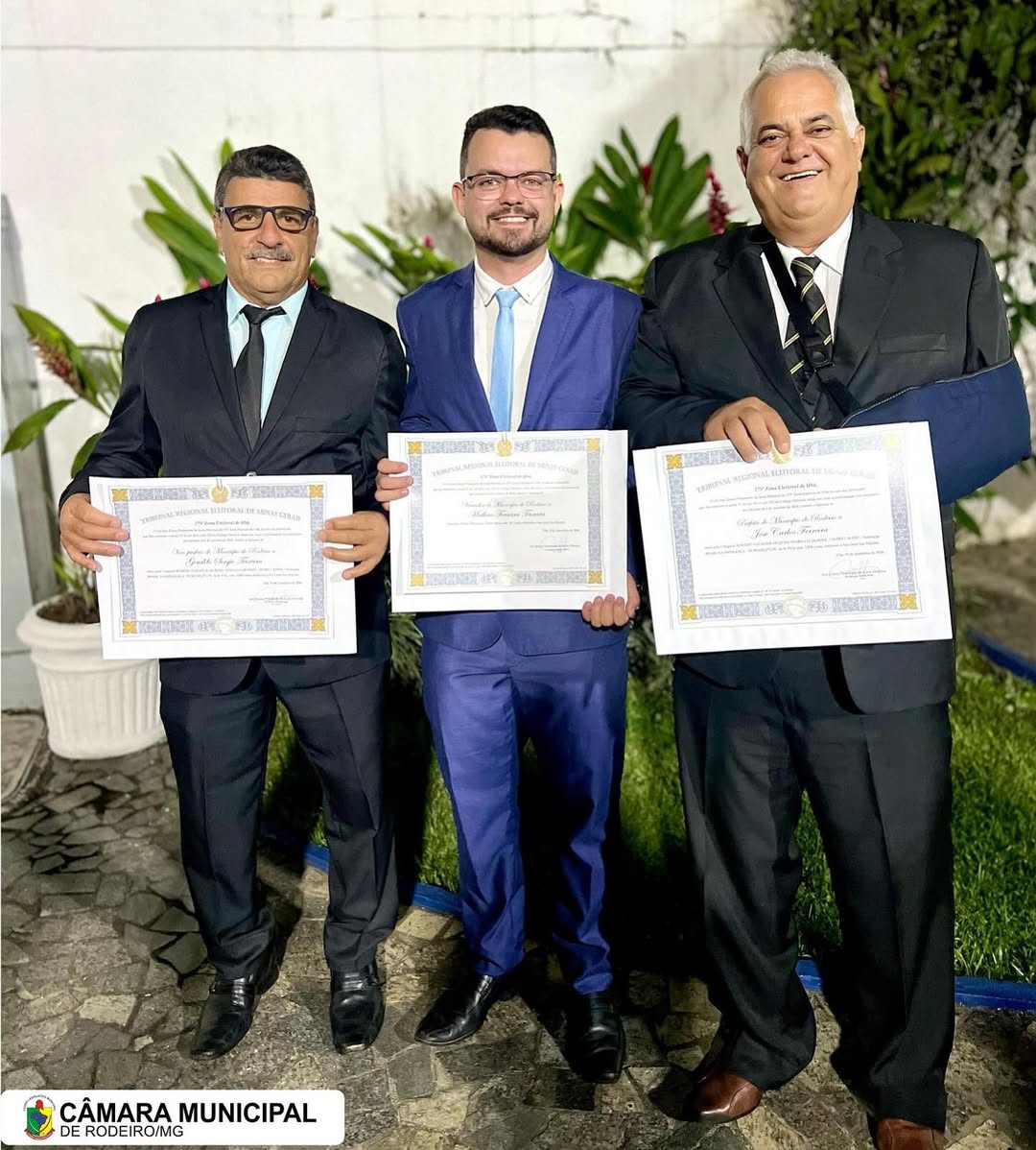No dia 19 de dezembro, no auditório do Colégio Sagrado Coração de Maria, ocorreu a diplomação dos vereadores eleitos no município de Rodeiro. Os diplomas foram entregues pelo juiz presidente da Junta Eleitoral d (3).jpg